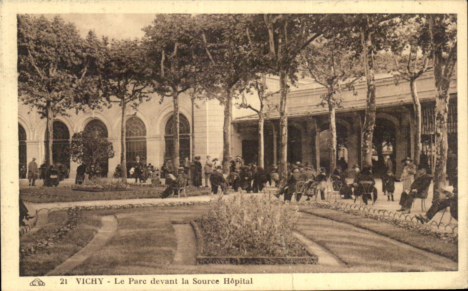 CPA Vichy Le Parc Devant la Source Hopital