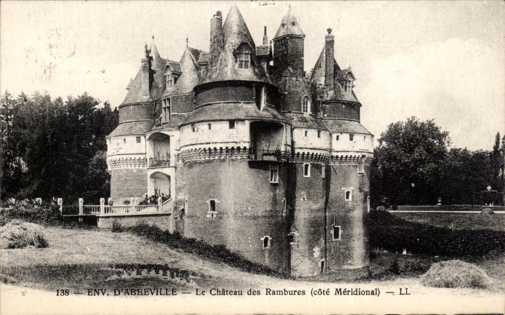 CPA Env D'abbeville le chateau des Rambures