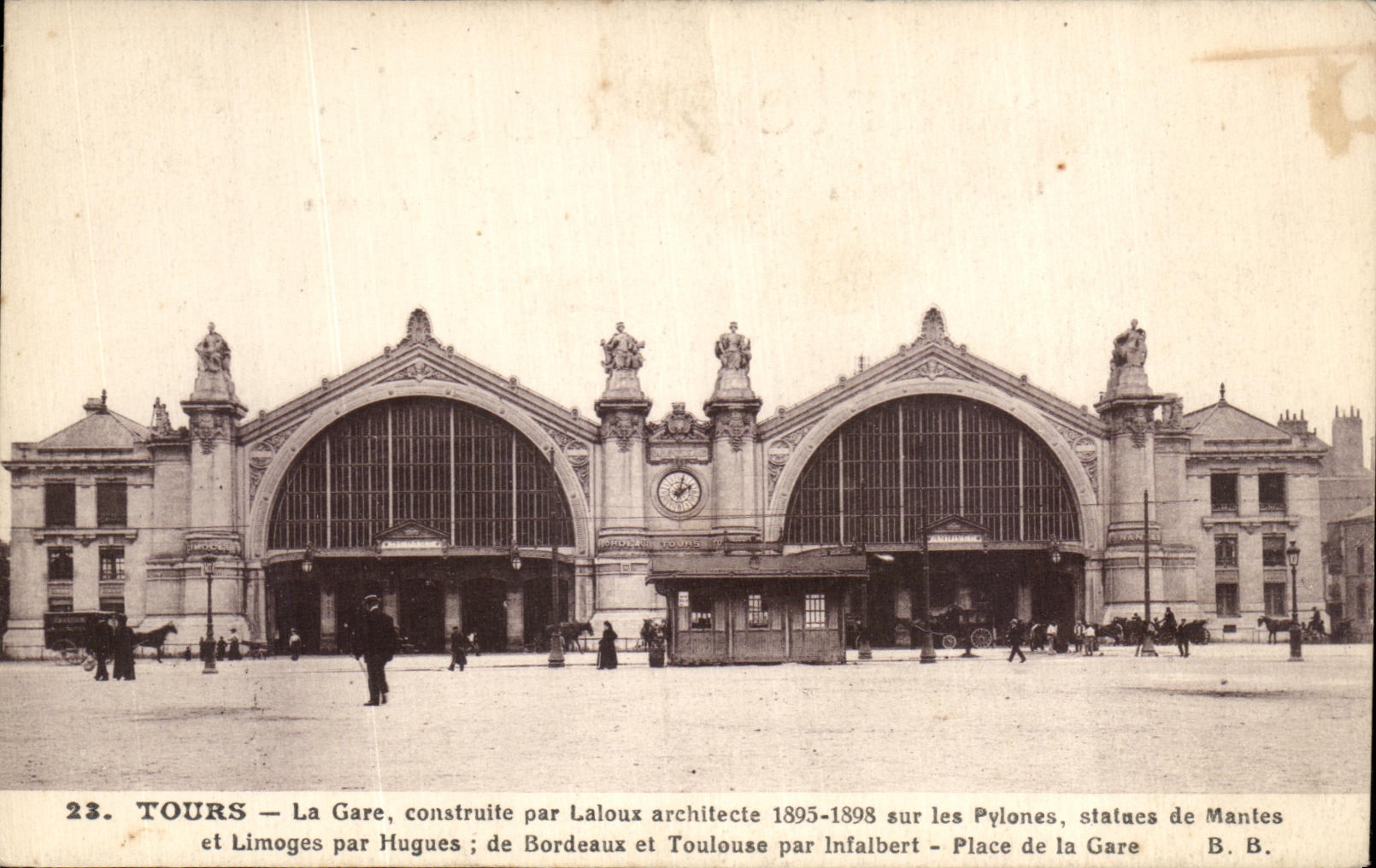 CPA Tours La Gare construite par Laloux architecte sur les Pylones statues de Mantes et Limoges par Hugues