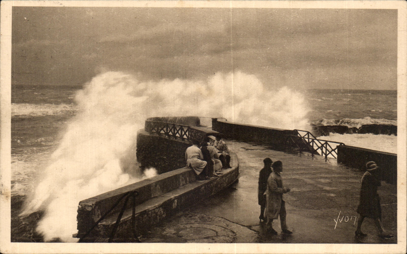 CPA Cote Basque Biarritz La Pointe du Rocher de la Vierge un Jour de grosse mer