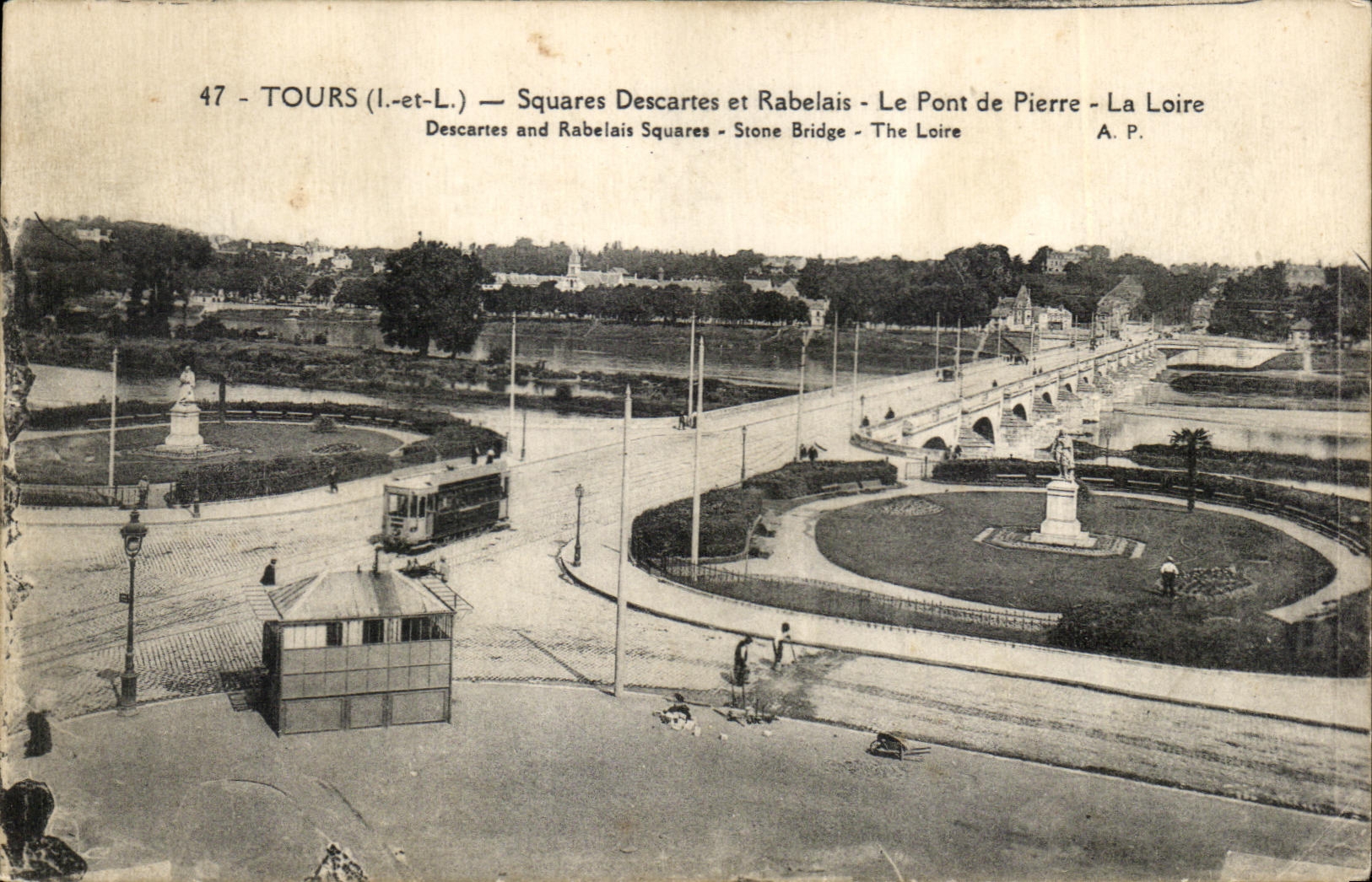 CPA Tours Squares Descartes et Rabelais Le Pont de Pierre La Loire