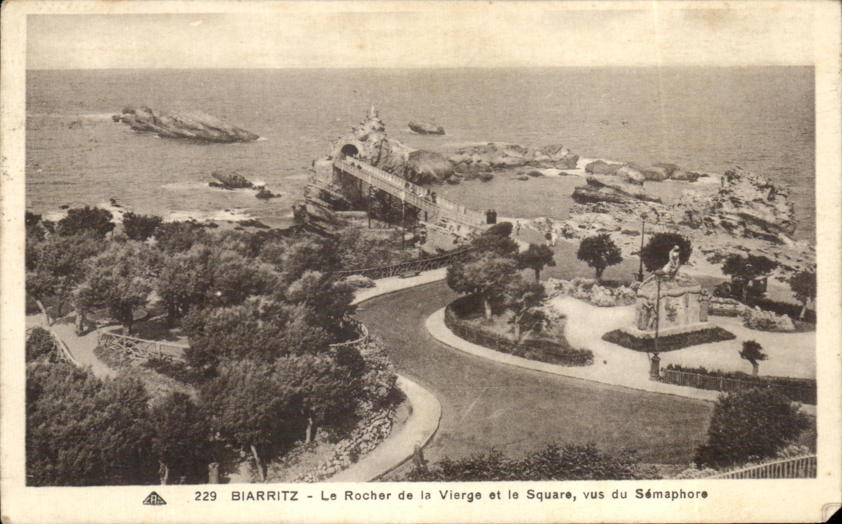 CPA Biarritz Le Rochers de la Vierge et le Square Vus du semaphore