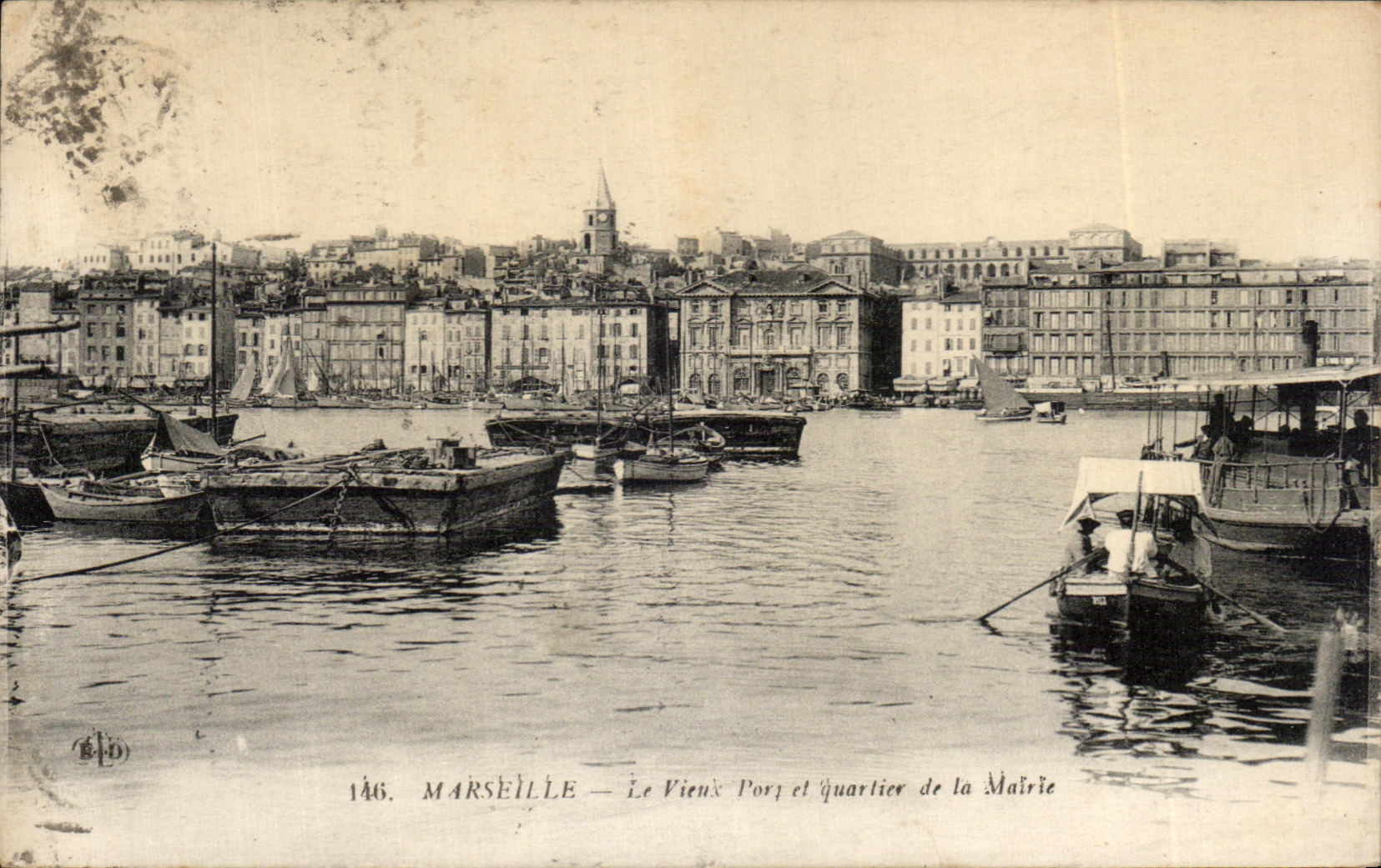 CPA Marseille Le vieux port et quartier de la mairie Bateaux