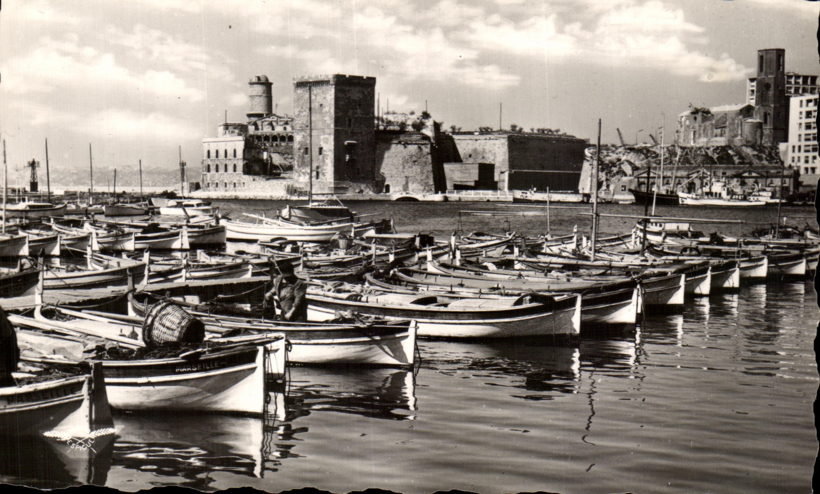 CPA Marseille Le vieux Port Au land le Fort Saint Jean