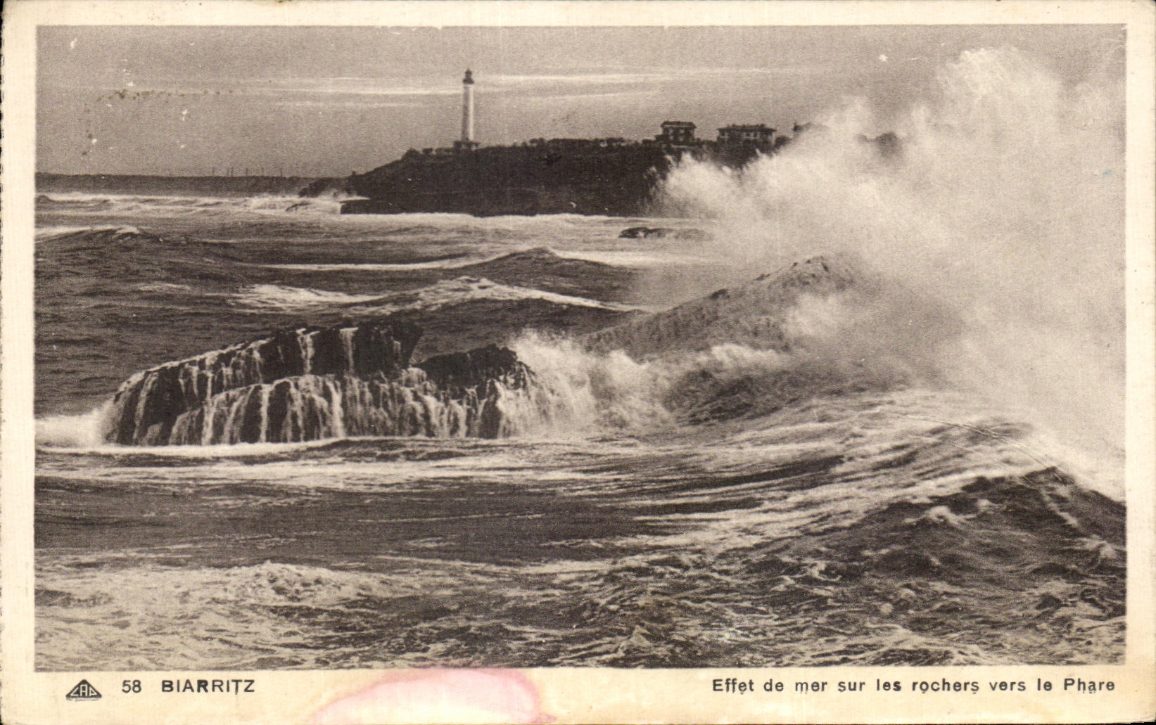 CPA Biarritz Effet de mer sur les rochers vers le Phare