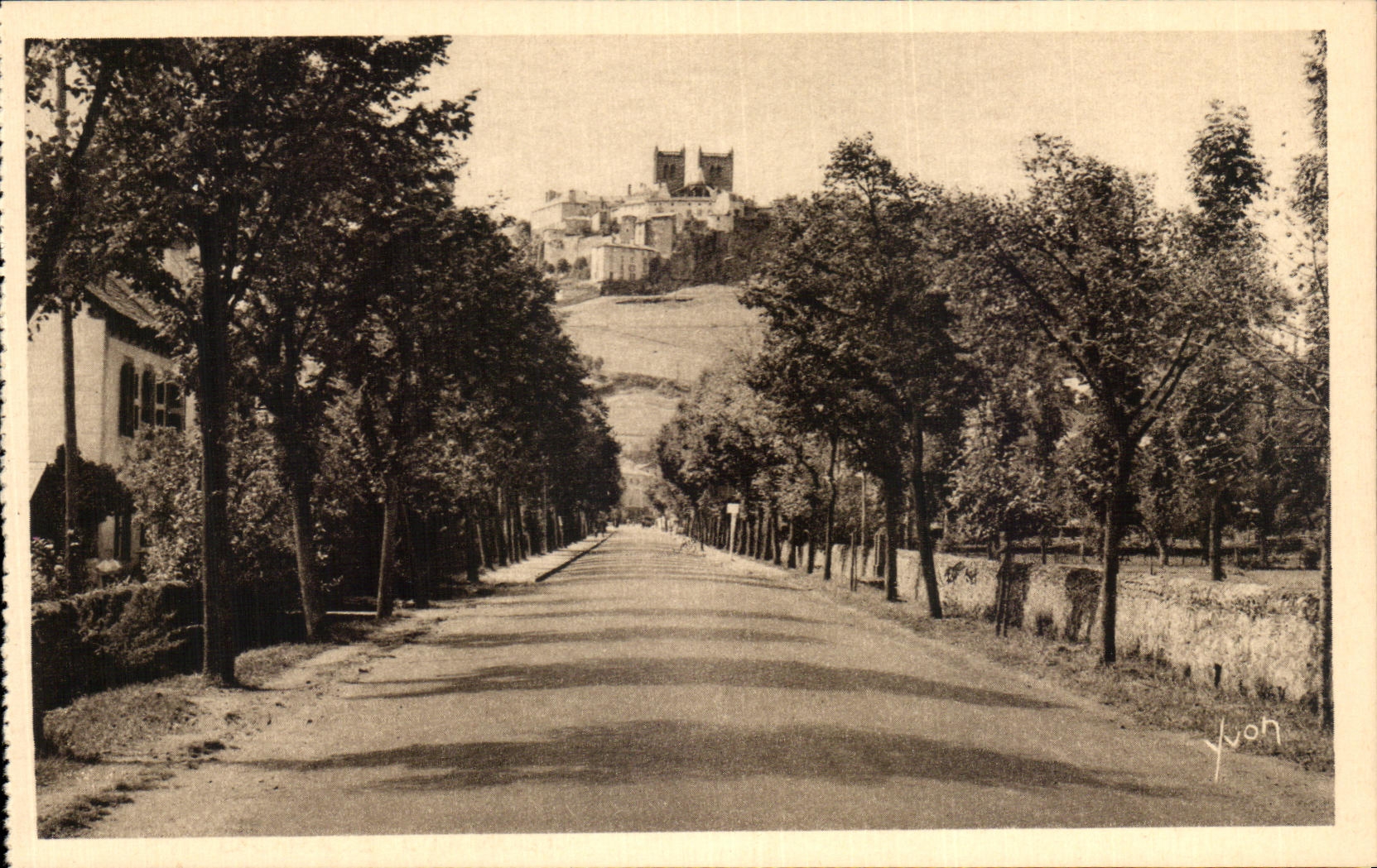 CPA La Douce france Saint Flour La Ville de la route de Massiac