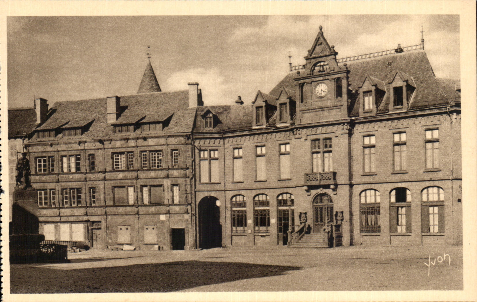 CPA La Douce France Saint Flour La maison consulaire et I'Hotel des Postes