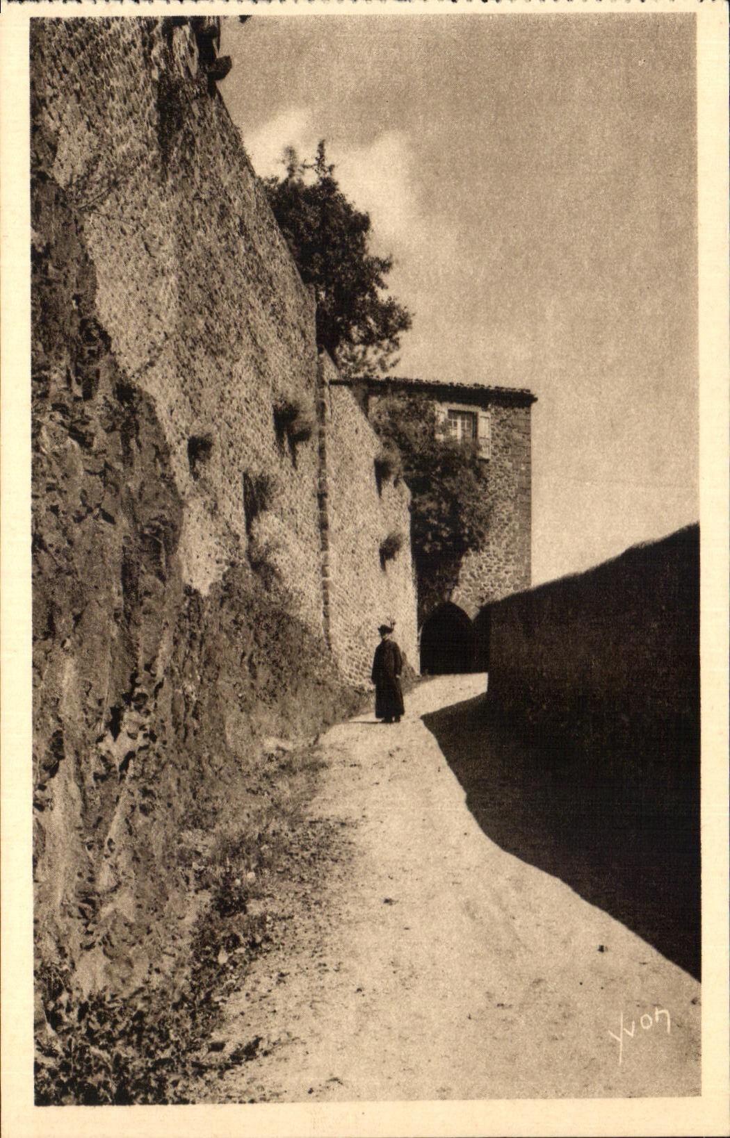 CPA La Douce France SAint Flour Les remparts et porte des Roches