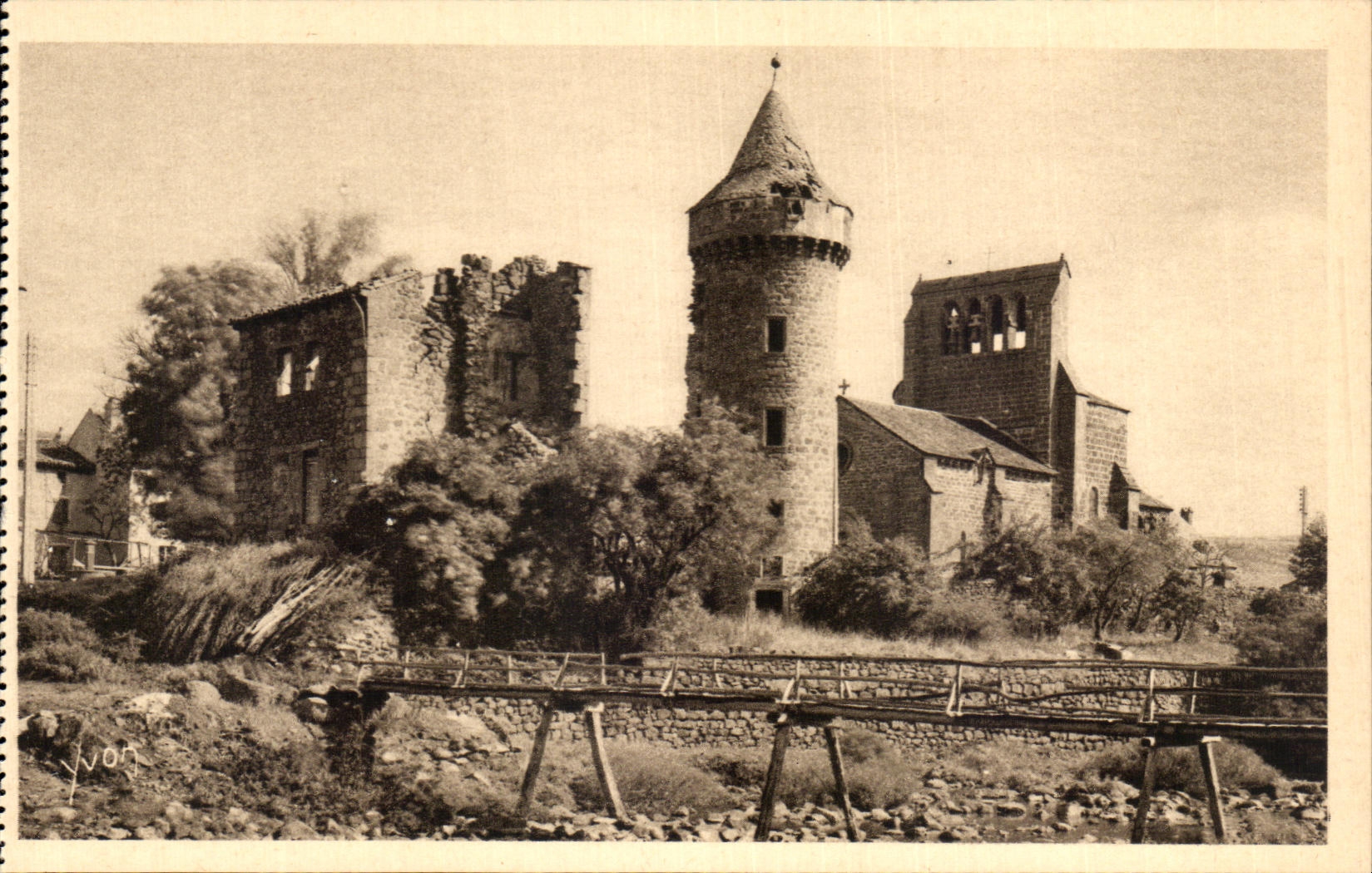 CPA La Douce France Environs de SAint Flour Roffiac L'Eglise et le Chateau