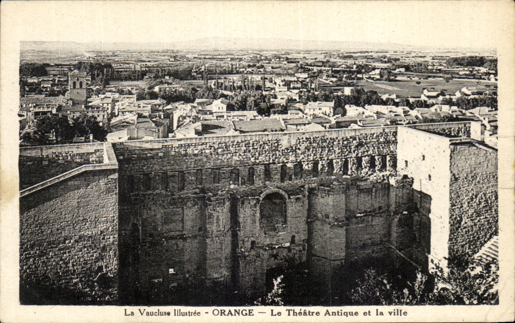 CPA La Vaucluse Illistee Orange Le theatre Antique et la ville