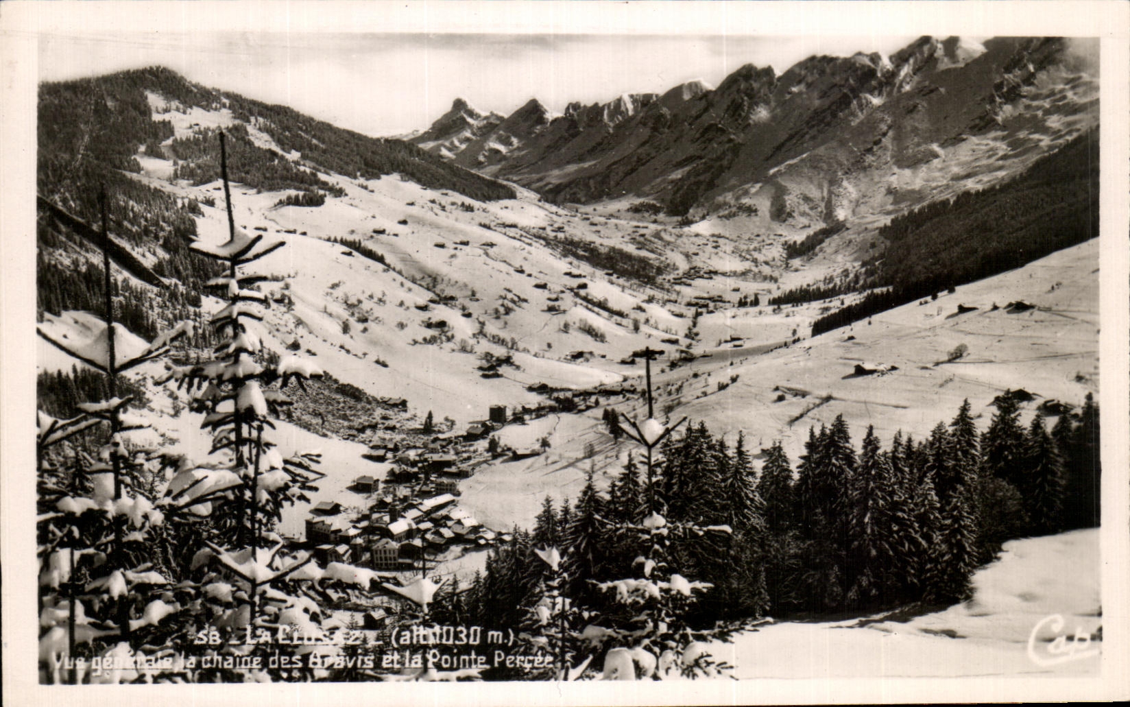 CPA La Clusaz Vue generale des Aravis et la pointe percee