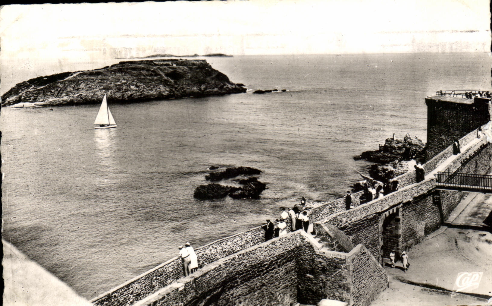 CPA Saint Malo Les Remparts et le Cote