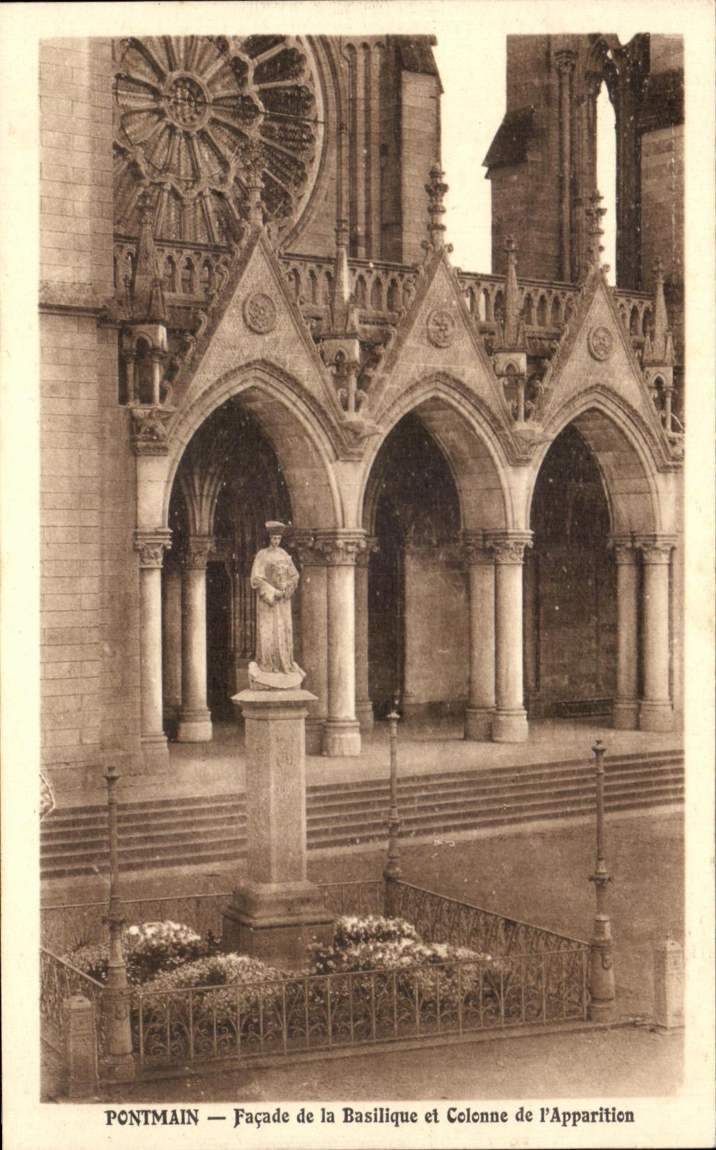 CPA Pontmain Facade de la Basilique et Colenne de L'Apparitien