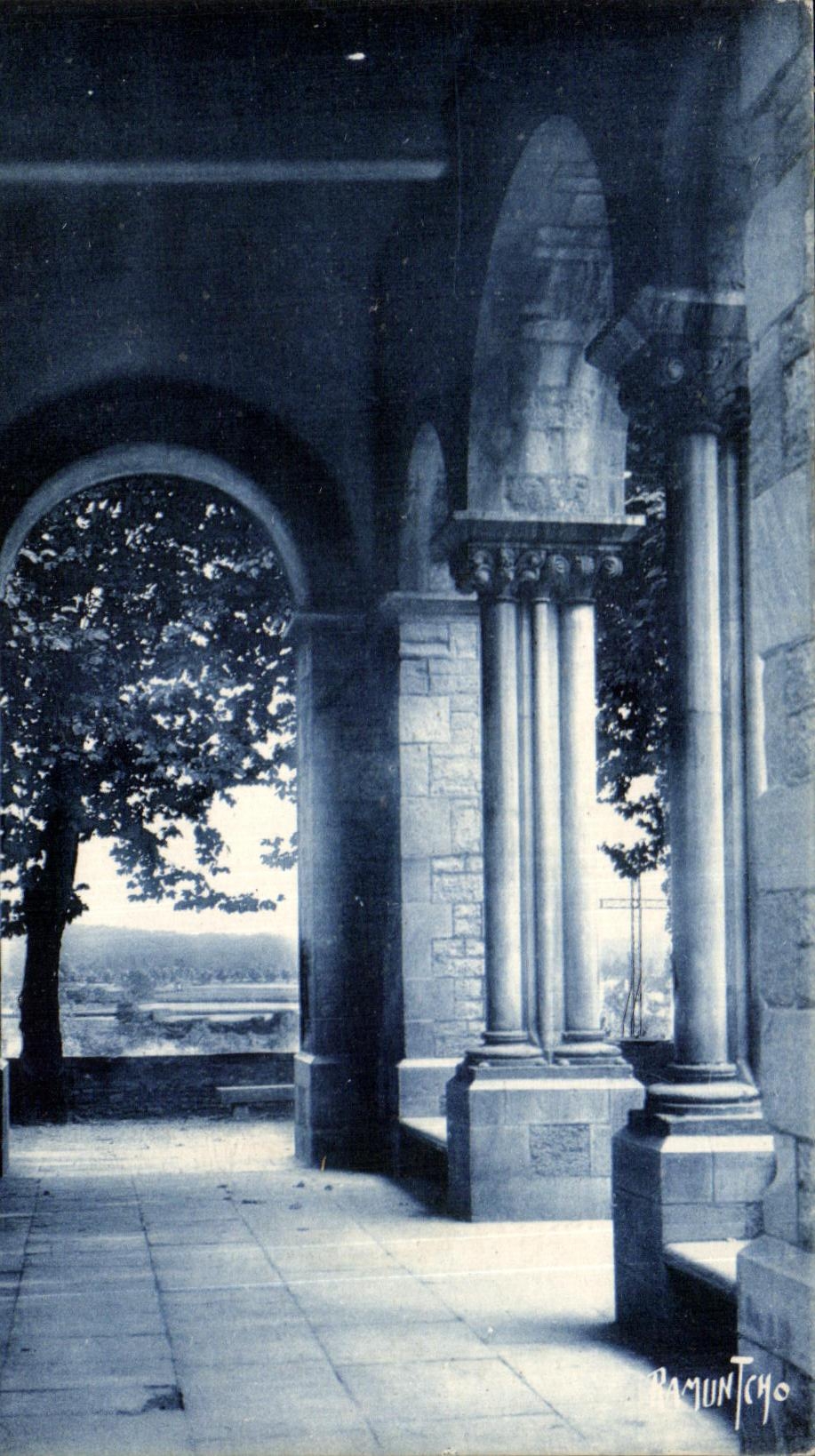 CPA Porche de I'Eglise de Sauveterre de Bearn