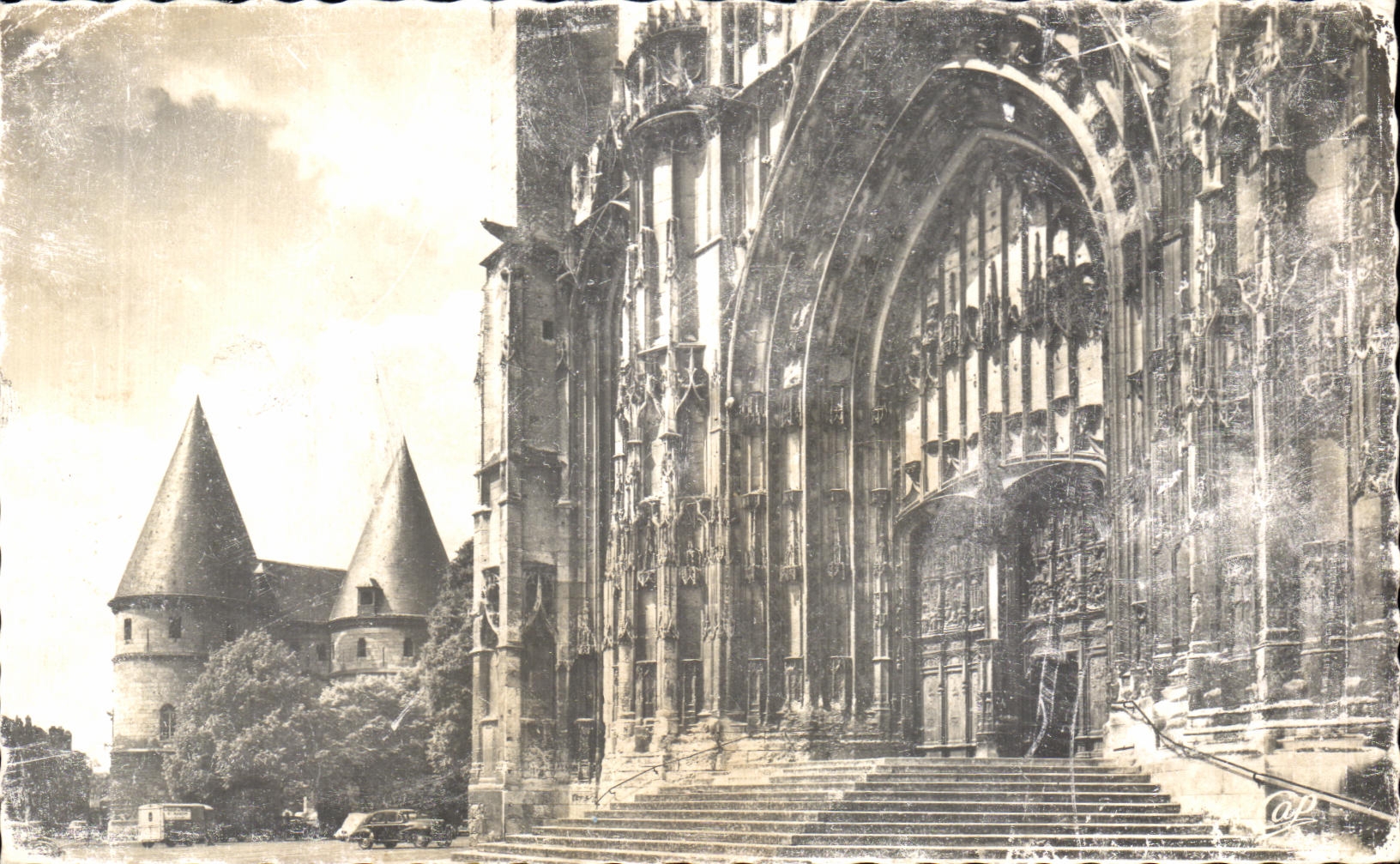 CPA Beauvais Le Porche la cathedrale les Tours du Palais de Justice