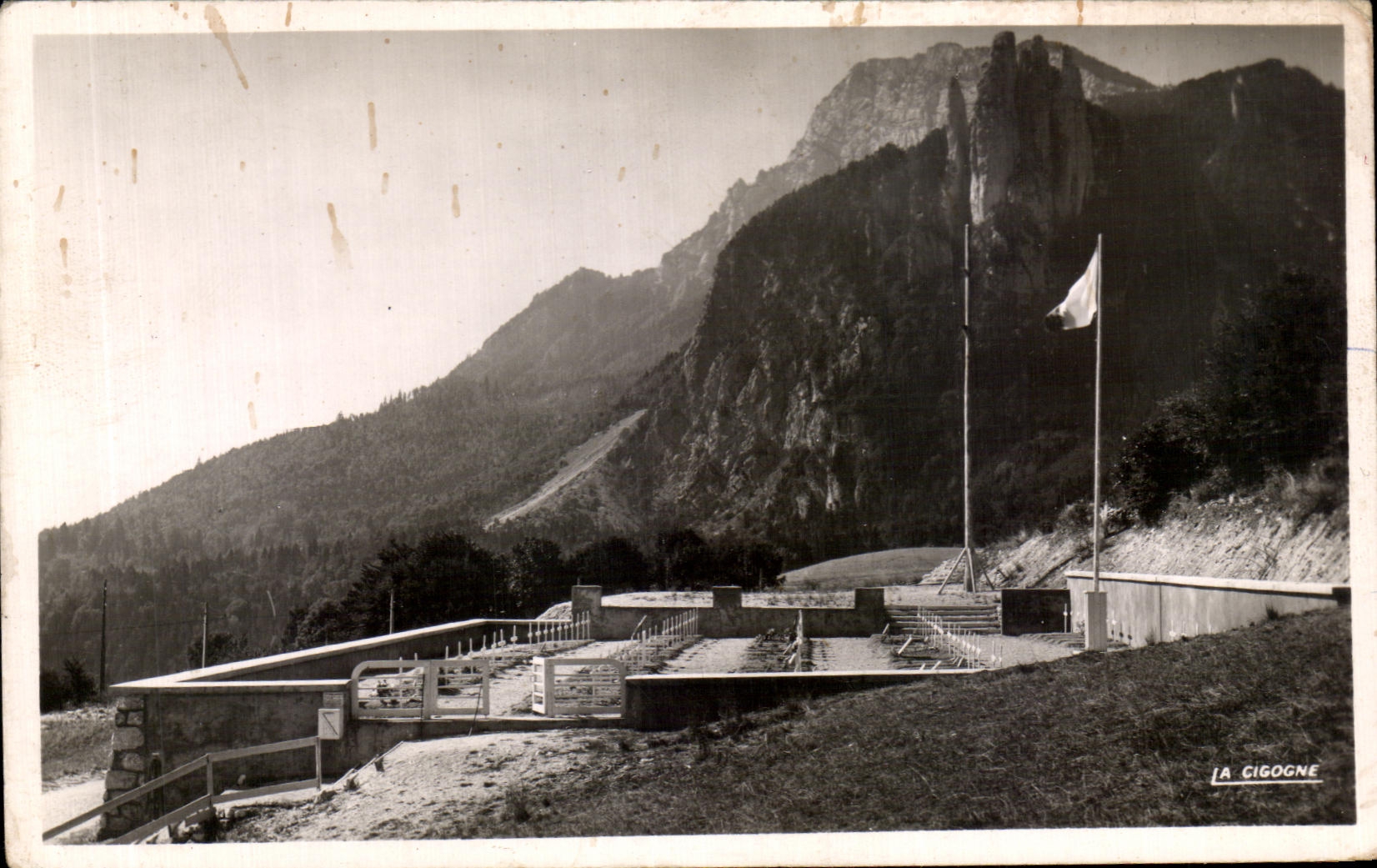 CPA Saint Nizier du moucherotte Le memorial Les Trois Pucelles et Le Moucherotte