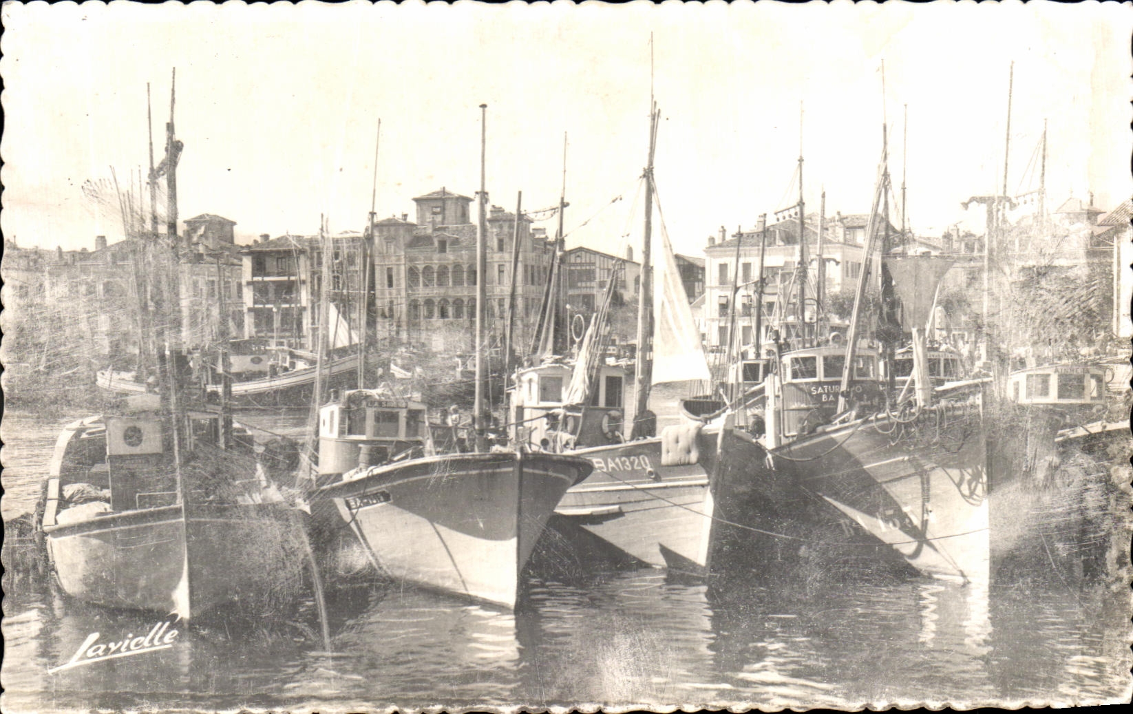 CPA St Jean De Lux Le Port Au fond la maison de l'Infante Bateaux