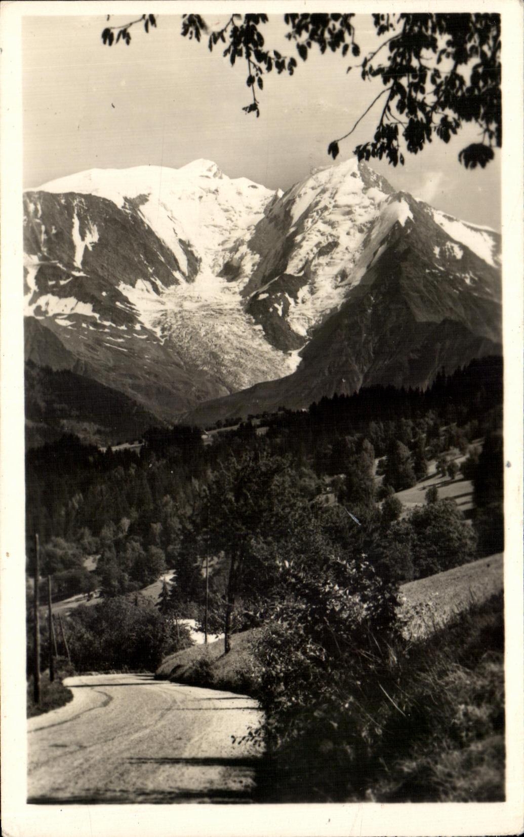 CPA Sur la route de St Gervais les Bains a Megeve Le Mont Blanc