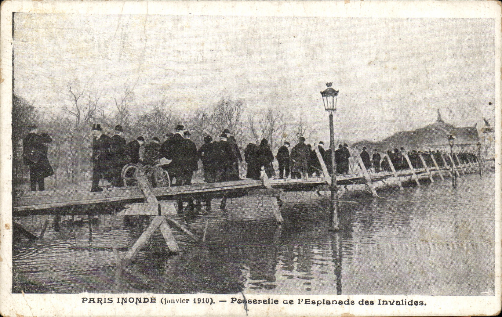 CPA Paris Inonde Passerelle de I'Esplanade des Invalides Inondations 