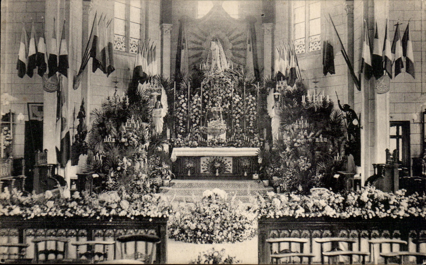 CPA interieur d'eglise (non localisee)