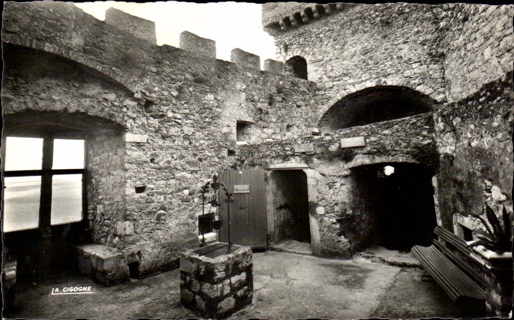 CPA Roquebrune Village the Castle (X E century) Interior Court and the Well