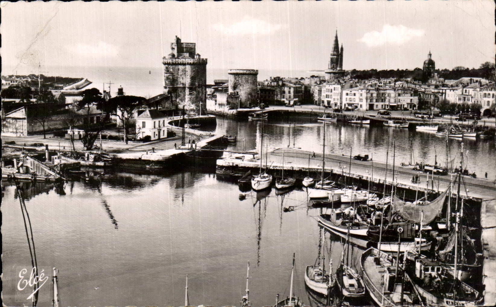 CPA La Rochelle Seen of the Basins and Tours