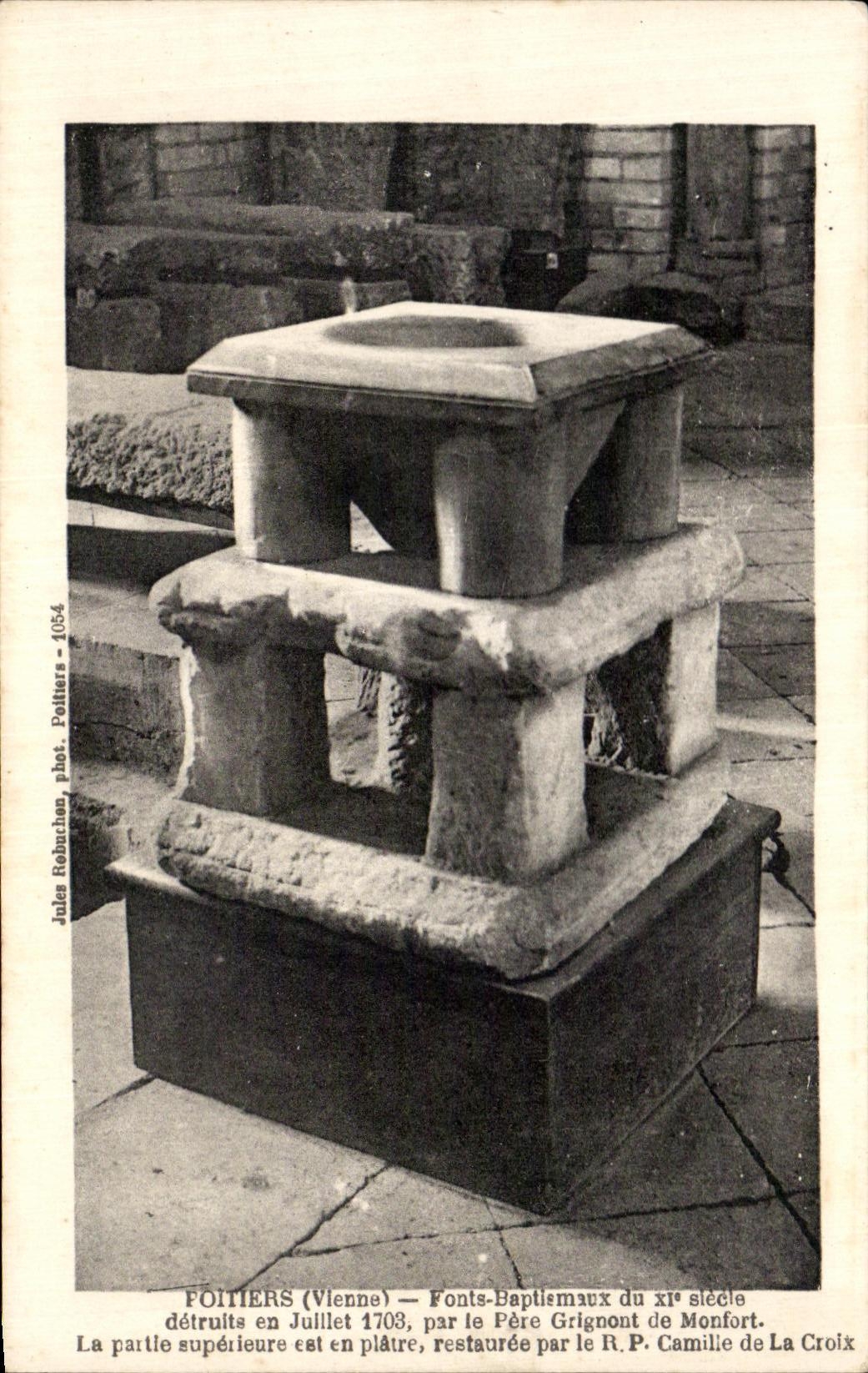 CPA Poitiers Fonts Baptismaux du Xl e siecle