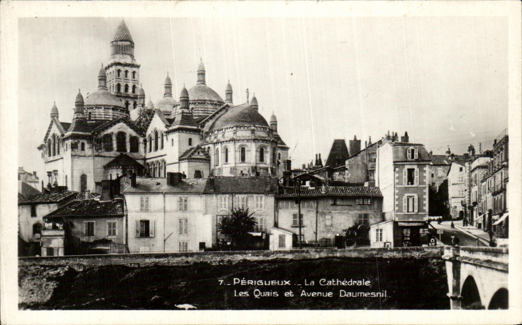 CPA Perigueux la catedral los muelles y que ocurrio Daumesnil