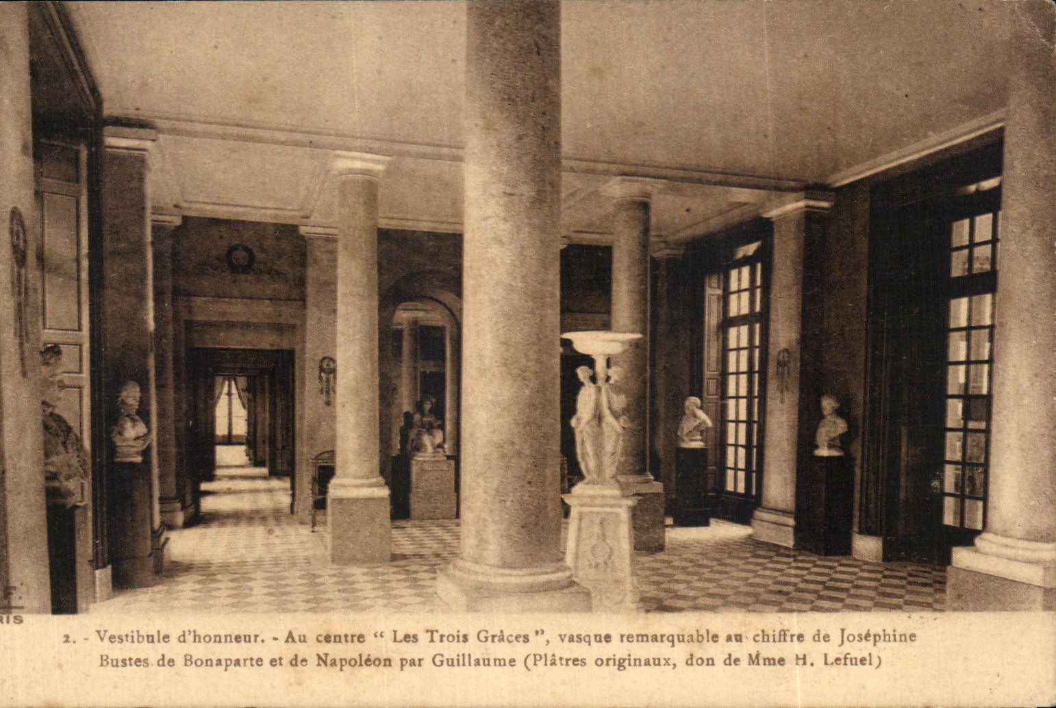 CPA Hall of honor In the Center the Three Graces remarkable basin to the figure of Josephine Busts of Bonaparte and Nap