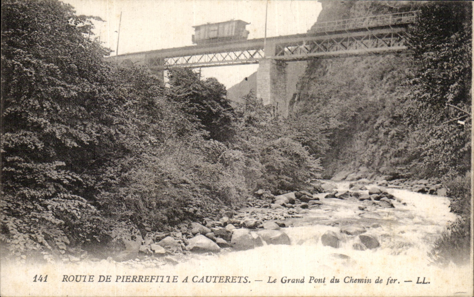 CPA Route de pierrefitte a cauterets le grand pont du chemin de fer