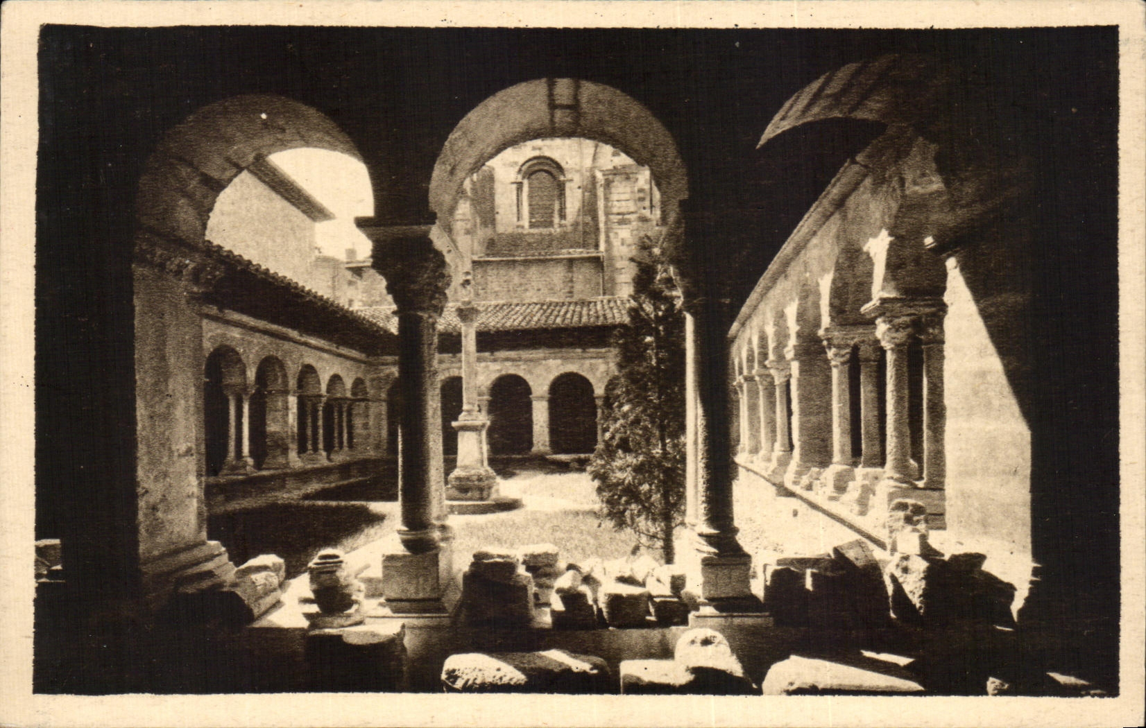 CPA Vienne Sur Le Rhone Le Cloitre roman de Saint Andre le Bas