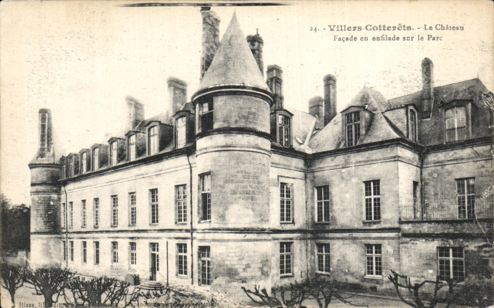 CPA Villers cotterets the castle frontage in row on the park
