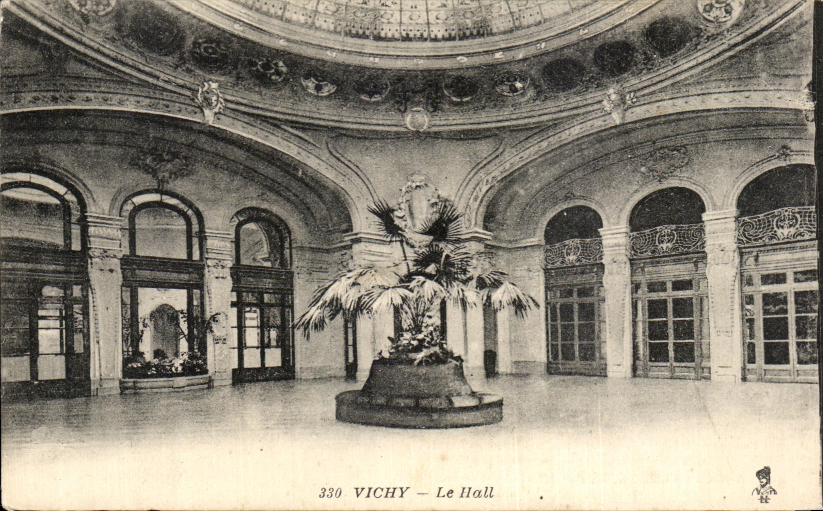 CPA Vichy le hall Publicite Grande Exposition aux Galeries de l'Elysee
