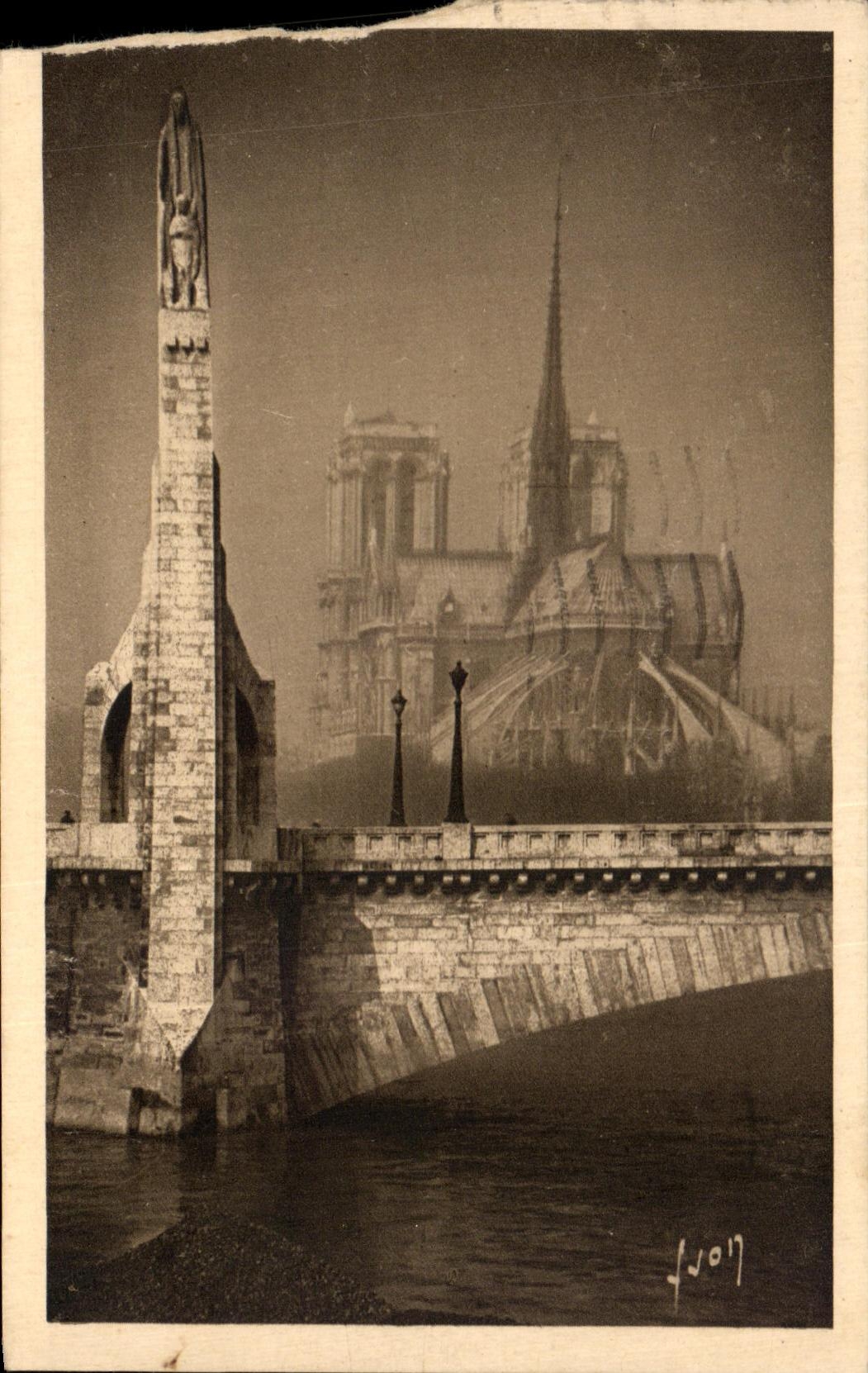 CPA Paris while strolling our lady and Statue of co geneviere Work of landowaki Yvon