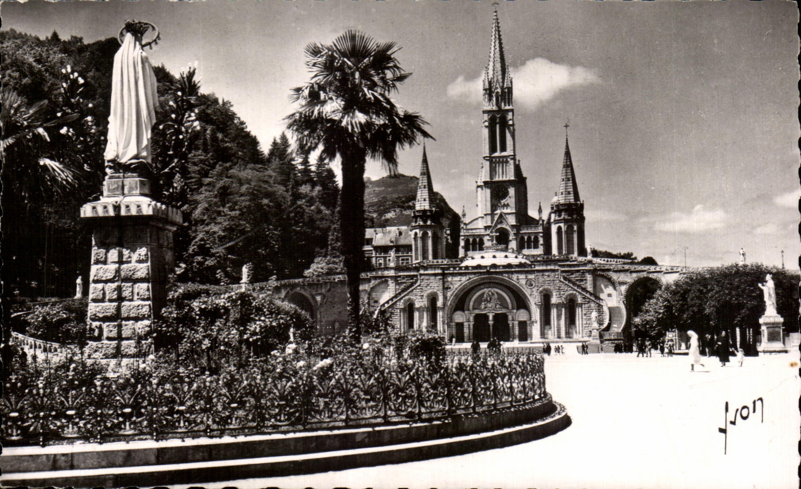 CPA Lourdes the High Pyrenees Basiliqe and the Virgin of L esplanade