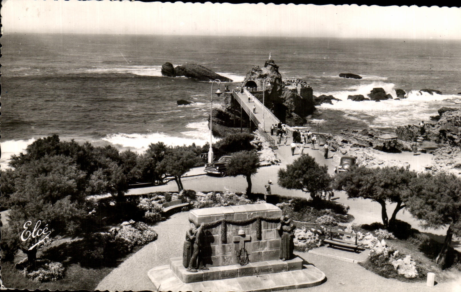 CPA Biarritz Basses Pyrenees Le Monument aux Morts et le Rocher de la Vierge