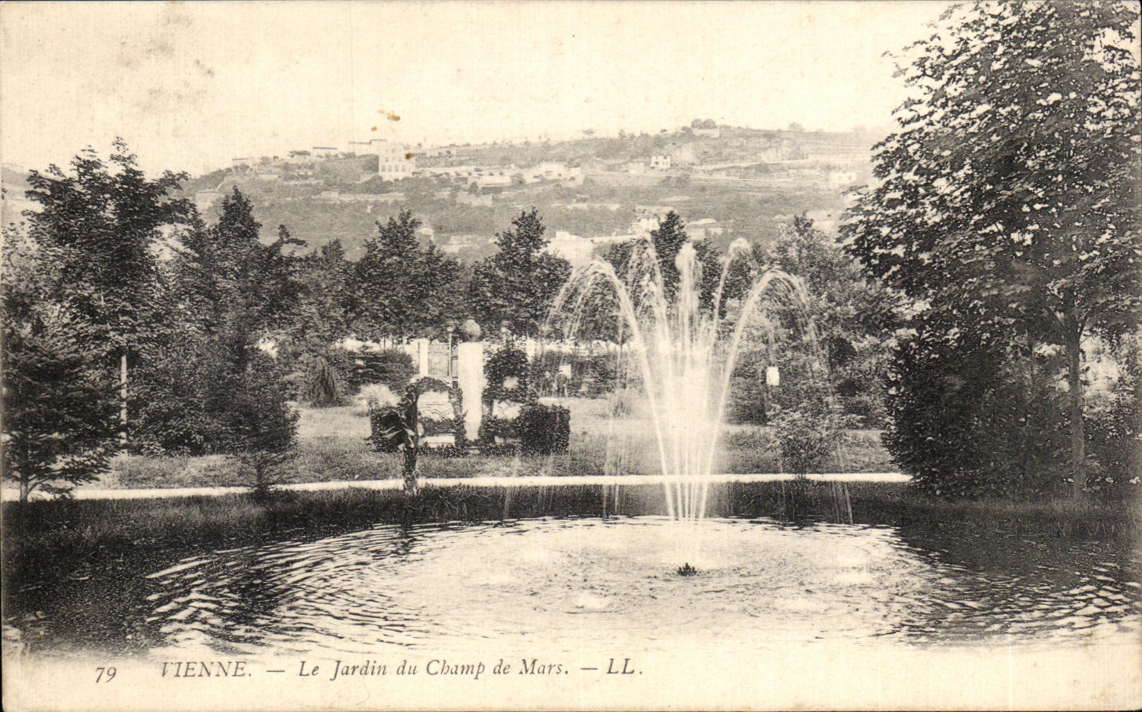 CPA Vienne le jardin du champ de mars