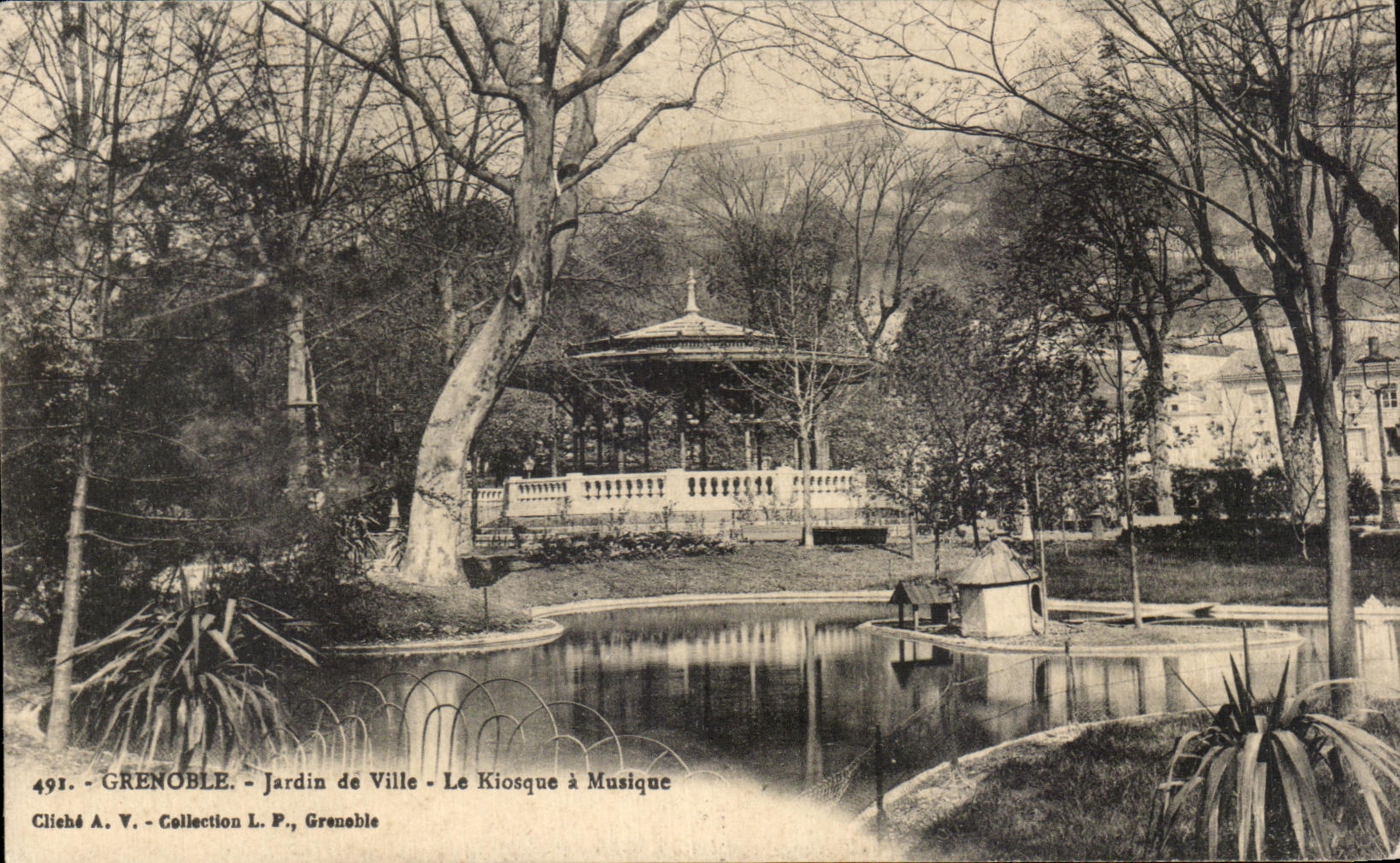 CPA Gernoble jardin de ville le kiosque a musique