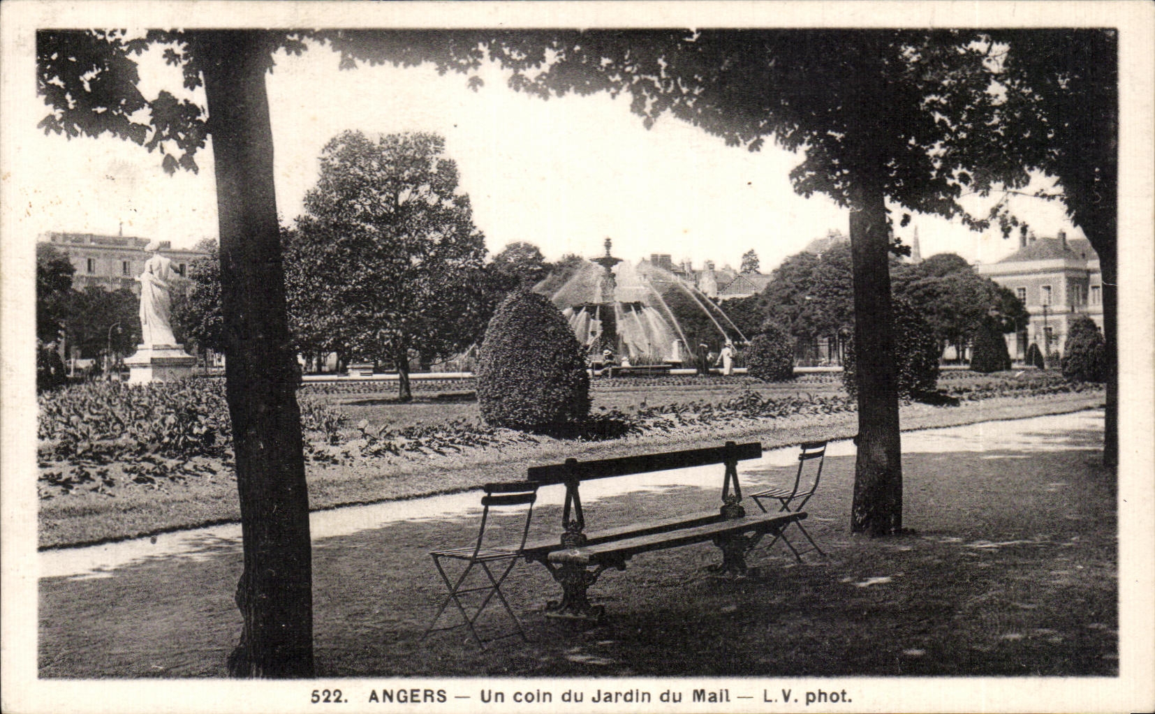 CPA Angers un coin du jardin du mail