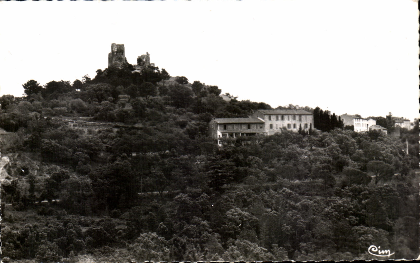 CPA Grimaud vae un nid au ceur des maures coteau fleuri et ruines du chateau