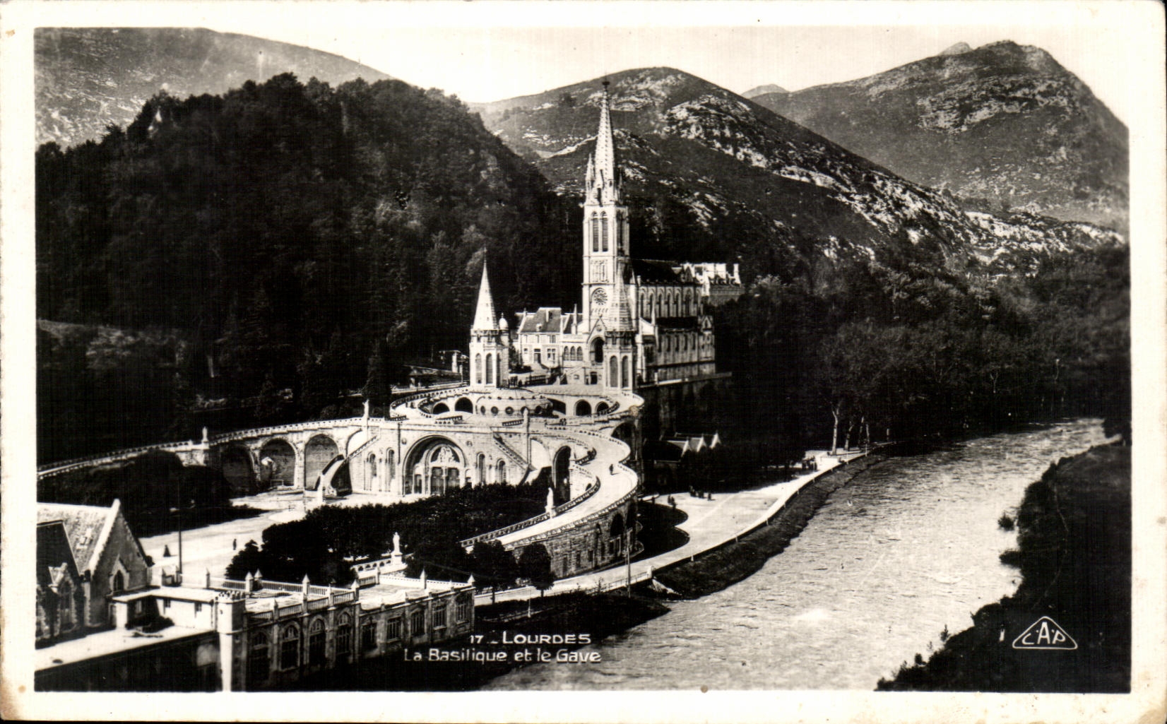 CPA Lourdes basilique et le gave