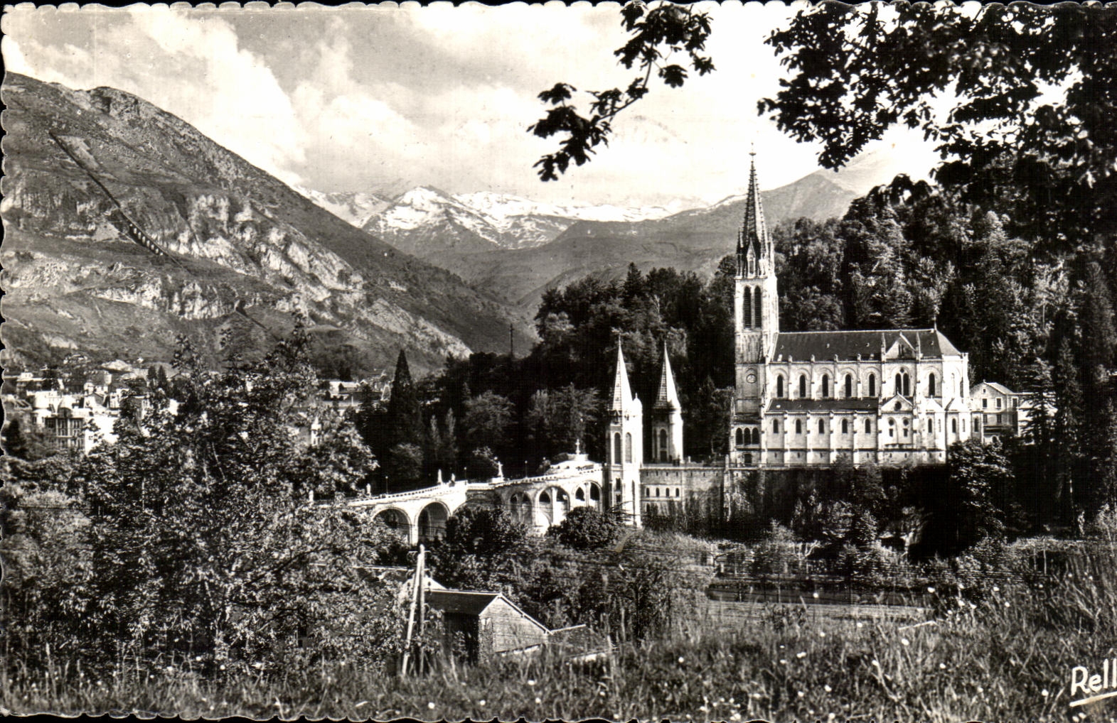 CPA Lourdes La Basilique le Pic du Jer et les Pyrenees