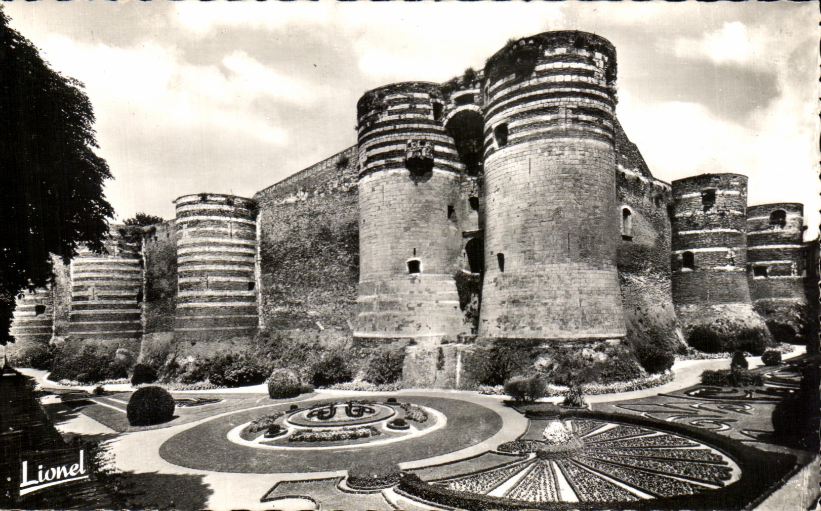 CPA Angers Le Chateau et ses Fosses Fleuris
