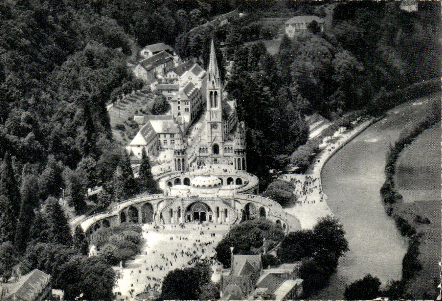 CPA Lourdes Vue generale Vue aerienne de la Basilique et le Gave