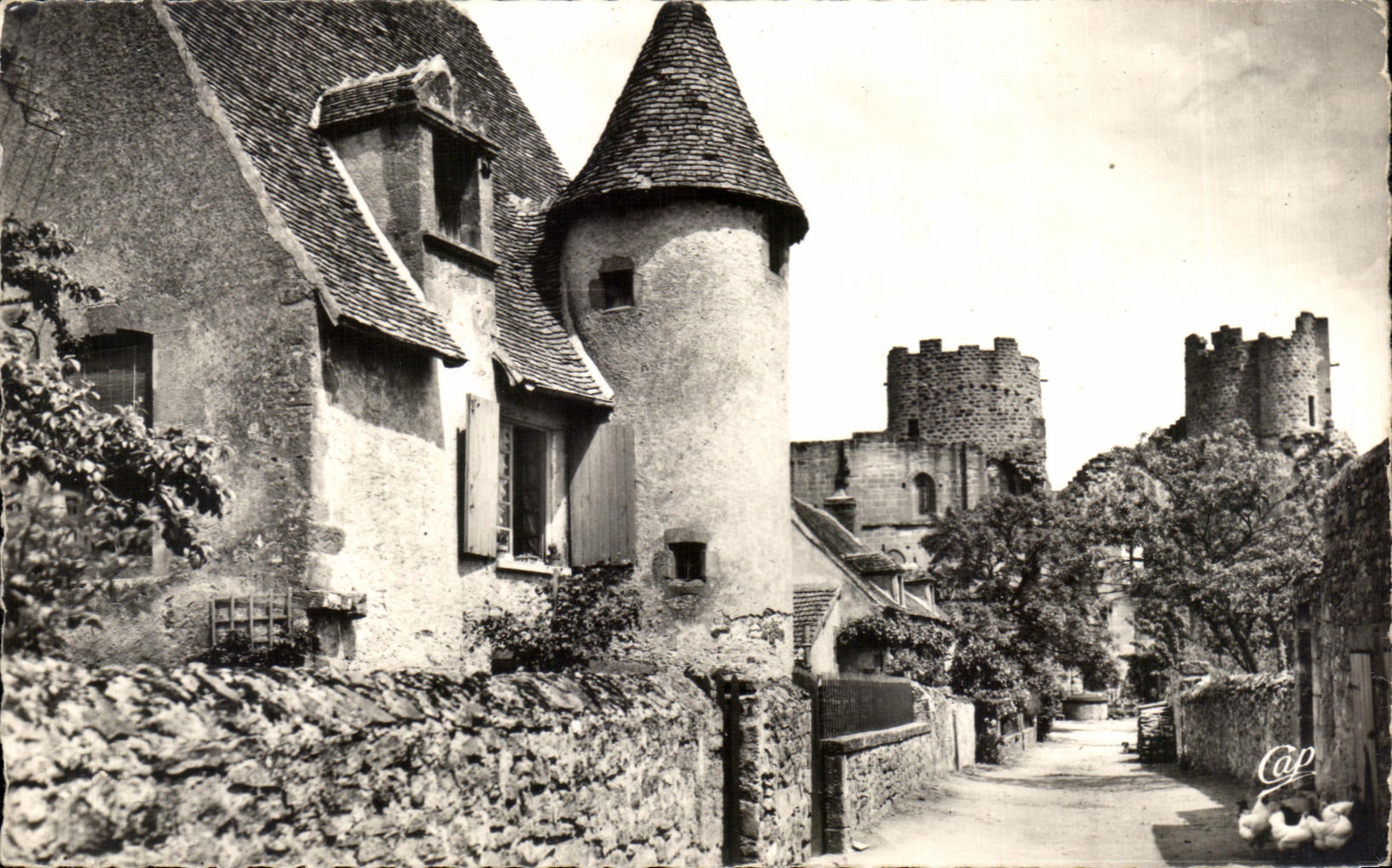 CPA Bourbon l'archambault Vieille Maison dite Le Donjon