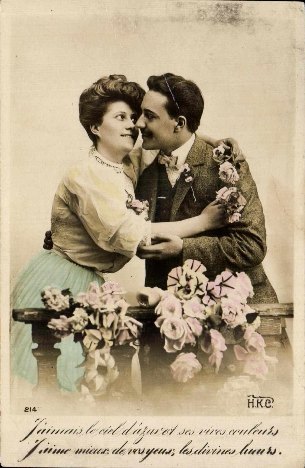 CPA Fantaisie Fleurs Femme Couple 