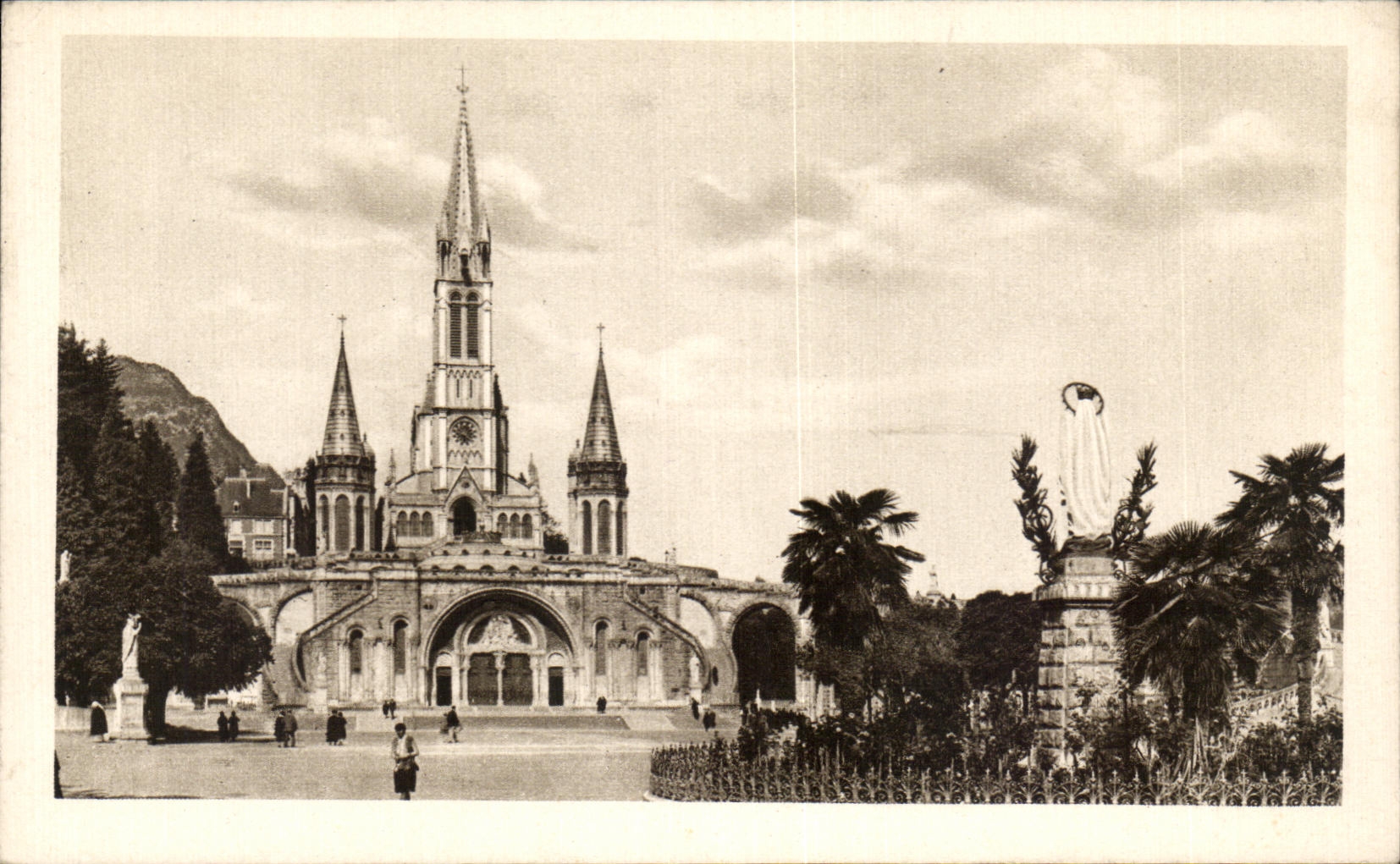 CPA Lourdes the Basilica and the Virgin couronnee