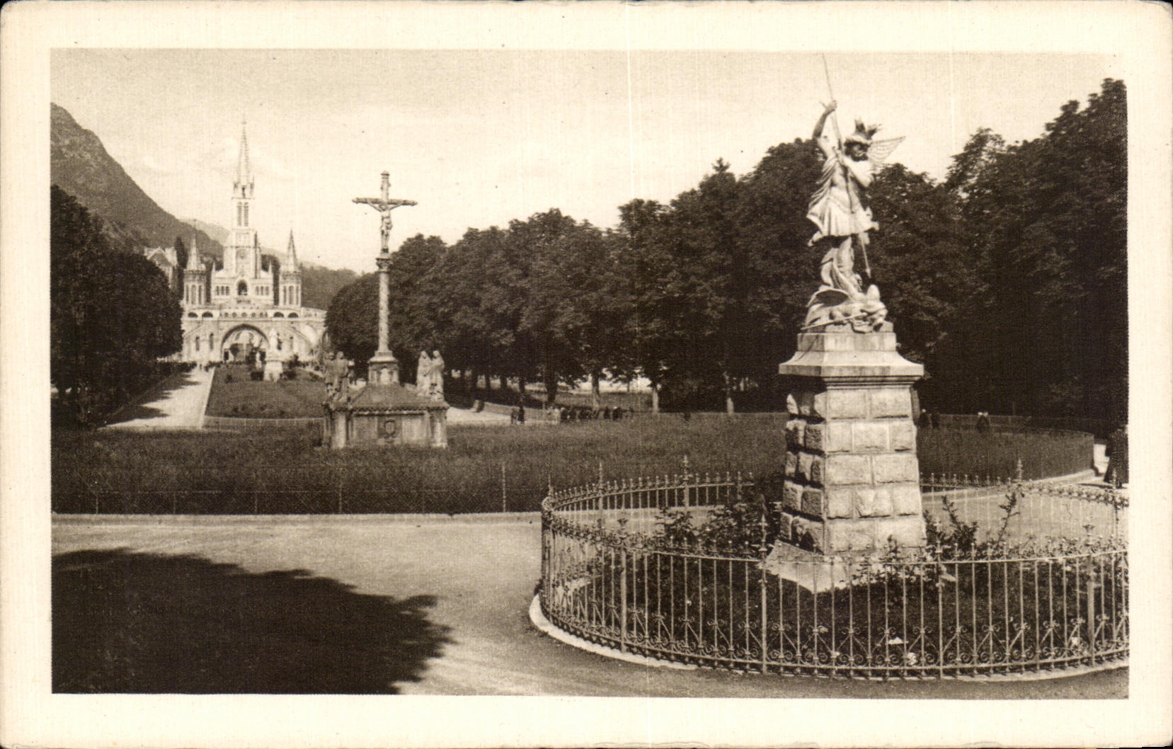 CPA Lourdes St Michel la Croix des Bretons et la Basilique