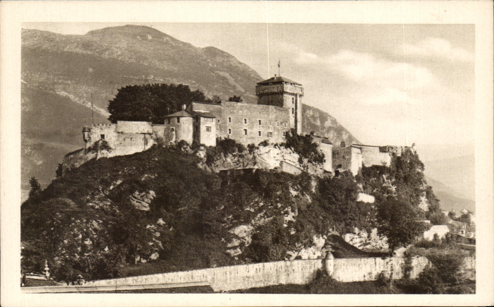 CPA Lourdes Le Chateau Fort et le haut du Pic du Jer