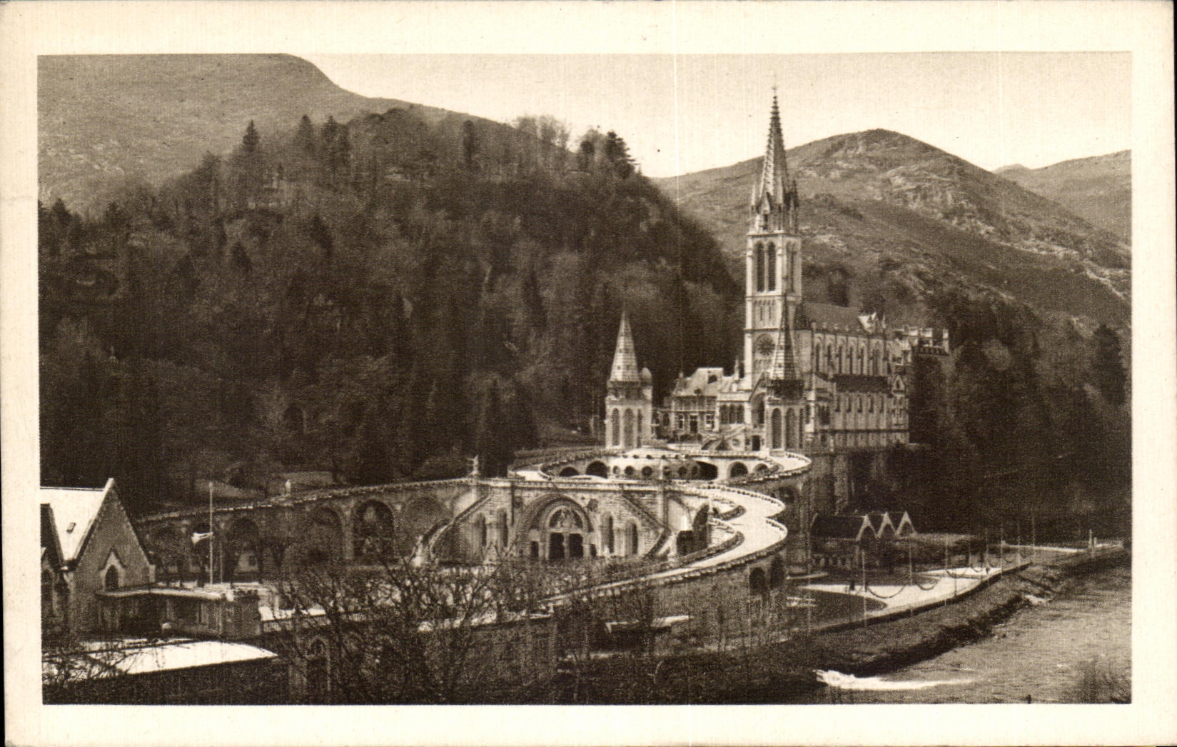 CPA Lourdes Overall picture on the Basilica